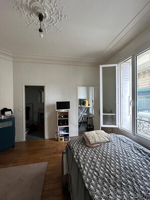 1 bedroom, bed sheets