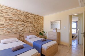 Familienapartment, 3 Schlafzimmer (Penthouse Tower Court Zurrieq) | 3 Schlafzimmer, kostenloses WLAN, Bettwäsche