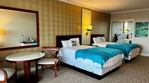 1 makuuhuone, tallelokero huoneessa, työpöytä, vauvan matkasänky