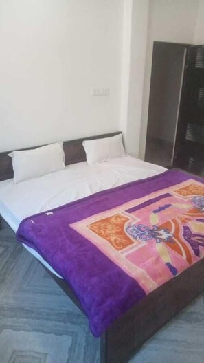 Kamar Standar | 1 kamar tidur, brankas, meja kerja, dan ruang kerja ramah laptop