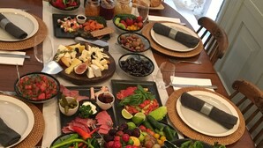 فطور من الأطباق المحلية مجانًا يوميًا