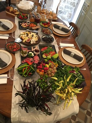 Café da manhã com pratos da culinária local grátis todos os dias