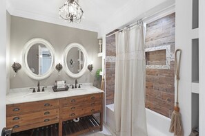 Shower, hair dryer, towels - Beach Front Town-home! "The Posh Pearl" (St Joe Beach)
