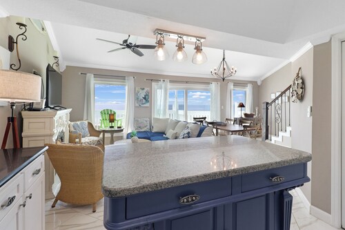 Beach Front Town-home! "The Posh Pearl"