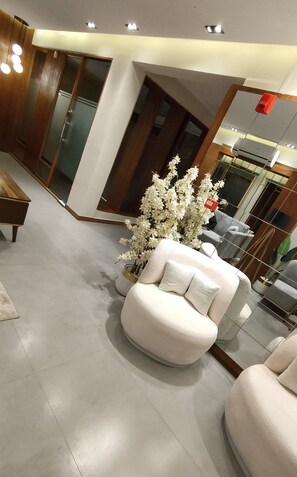 Coin salon dans le hall