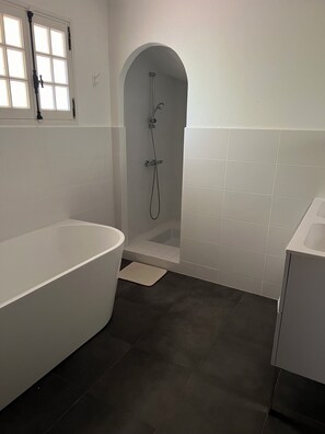 Hair dryer, towels, soap, shampoo - Beautiful Provencal villa for rent in the hills above Cavalaire  (Cavalaire-sur-Mer)