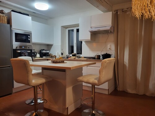 a 8 mn des thermes de Bourbon lancy jolie petite maison bourguignonne. 