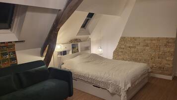 1 habitación, tabla de planchar con plancha, wifi y ropa de cama