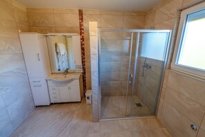 Deluxe Villa, Mountain View, Garden Area | Bathroom | Shower, hair dryer, towels, soap