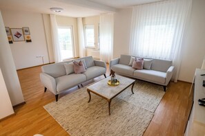 Deluxe-Villa, Bergblick, zum Garten hin | Wohnbereich