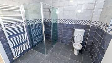 Vila Khas, kolam renang pribadi | Kamar mandi | Shower, pengering rambut, handuk, dan sabun