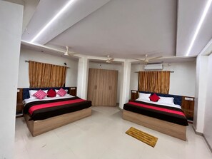 Familienzimmer | Laptopgeeigneter Arbeitsplatz, kostenloses WLAN