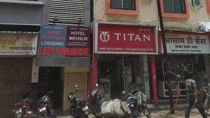 Een hotel met borden waarop 