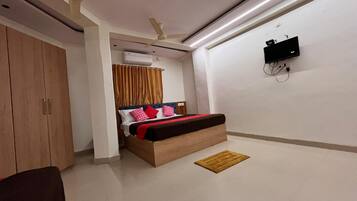 Family Room | Laptop workspace, free WiFi