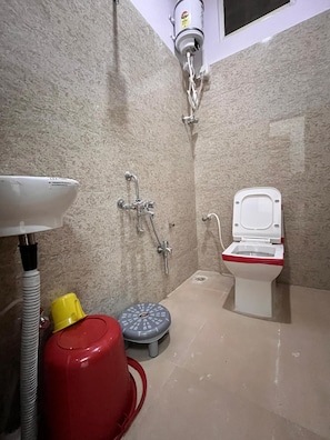 Douche, serviettes fournies, savon, shampoing