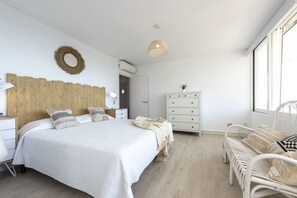 4 bedrooms, iron/ironing board, WiFi, bed sheets - WONDERFUL VILLA SURROUNDED BY NATURE WITH PANORAMIC SEA VIEW  (Roca Llisa)
