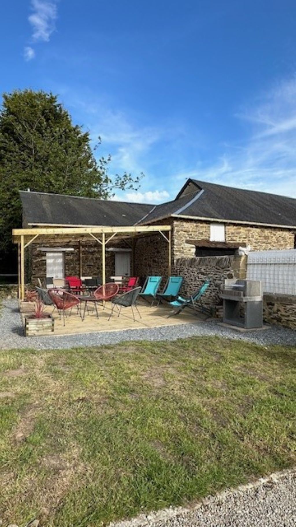 Ein Steinhaus mit überdachter Terrasse.
