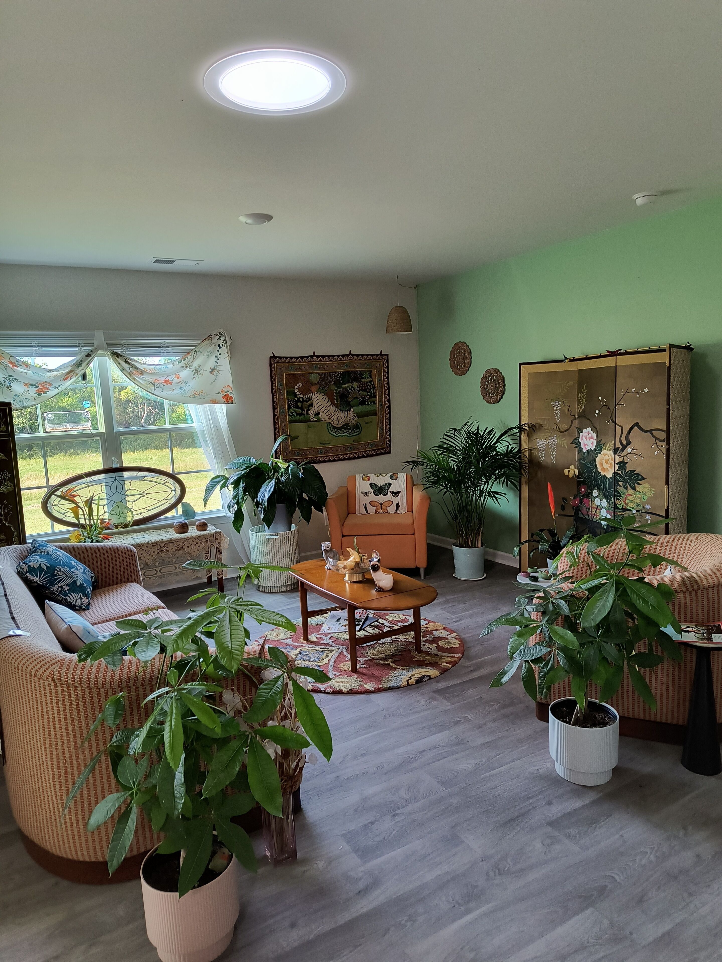 Country home , mile from Winery-- custom design features, acre of peace & quiet!