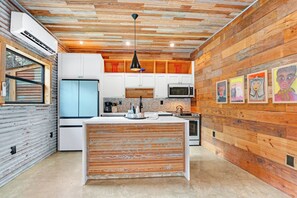 Een koelkast, een magnetron, een oven, een kookplaat