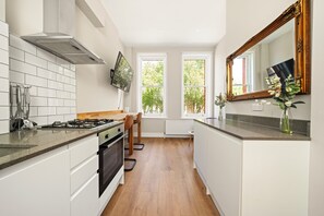 Fridge, microwave, oven, stovetop - Cosy Gem in Shoreditch High Street - Old Street St (London)