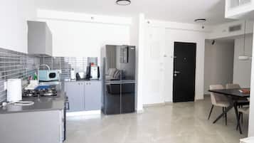 Departamento exclusivo | Cocina privada | Refrigerador con congelador, microondas, horno y parrilla de estufa