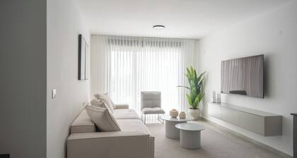 O&O - 2 BR Stylish & Modern Apartment