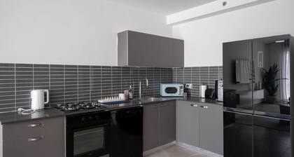 O&O - 2 BR Stylish & Modern Apartment