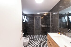 Ducha, artículos de tocador gratuitos, secador de pelo, toallas