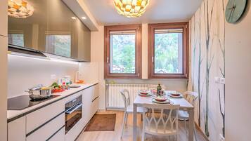 Frigorifero, microonde, forno, piano cottura