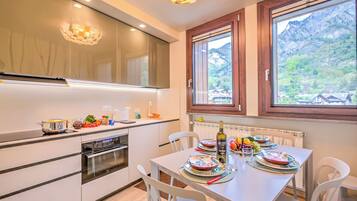 Luxury-Apartment, 1 Schlafzimmer, Balkon (Il Mughetto Ski in / ski out) | Speisen