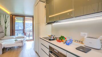 Frigorifero, microonde, forno, piano cottura