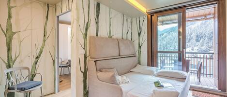 تلفزيون بشاشة مسطحة بحجم 21-بوصة يعرض قنوات تلفزيونية رقمية، تلفزيون