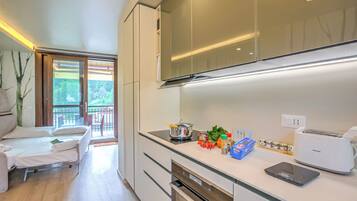 Frigorifero, microonde, forno, piano cottura