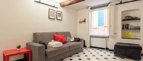 Standard-Apartment, Mehrere Schlafzimmer (Charming Flat Historic Center Camogli) | Wohnbereich | Flachbildfernseher