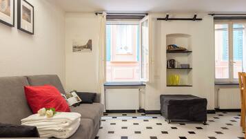 Appartamento Standard, camere multiple (Charming Flat Historic Center Camogli) | Area soggiorno | TV a schermo piatto