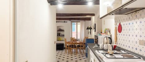 Standard Apartment, Multiple Bedrooms (Charming Flat Historic Center Camogli) | Private kitchen | Fridge, microwave, oven, stovetop