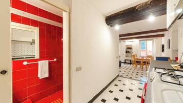 Appartamento Standard, camere multiple (Charming Flat Historic Center Camogli) | Cucina privata | Frigorifero, microonde, forno, piano cottura