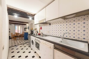 Appartamento Standard, camere multiple (Charming Flat Historic Center Camogli) | Cucina privata | Frigorifero, microonde, forno, piano cottura