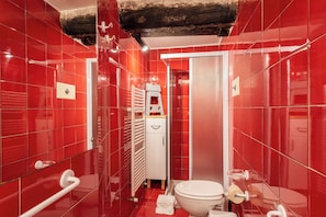 Douche, sèche-cheveux, bidet, serviettes fournies