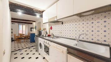 KĂŒhlschrank, Mikrowelle, Ofen, Herdplatte