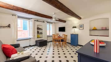 Appartamento Standard, camere multiple (Charming Flat Historic Center Camogli) | Area soggiorno | TV a schermo piatto