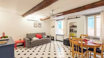 Standard Apartment, Multiple Bedrooms (Charming Flat Historic Center Camogli) | Dining