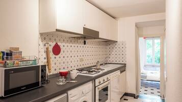 Standard Apartment, 1 Bedroom (Charming Flat Historic Center Camogli) | Private kitchen | Fridge, microwave, oven, stovetop