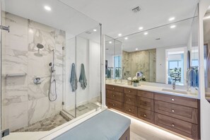 Dusche, Haartrockner, Handtücher
