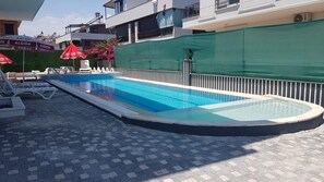 Piscine extérieure (ouverte en saison), parasols de plage