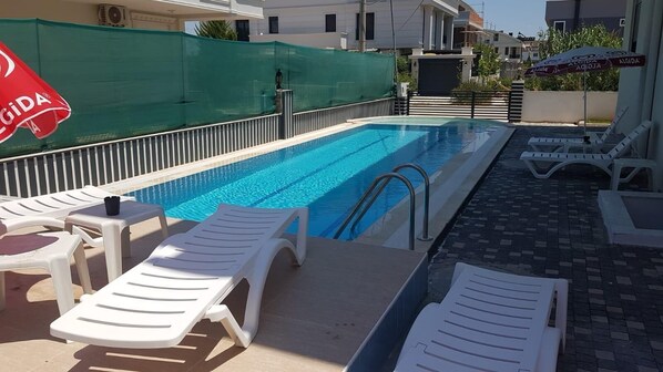 Seasonal outdoor pool, pool umbrellas, sun loungers - Lara Art Apart Otel D.1 (Antalya)