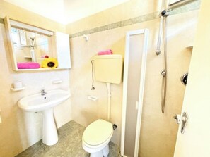 Studio, patio, pemandangan kebun | Kamar mandi