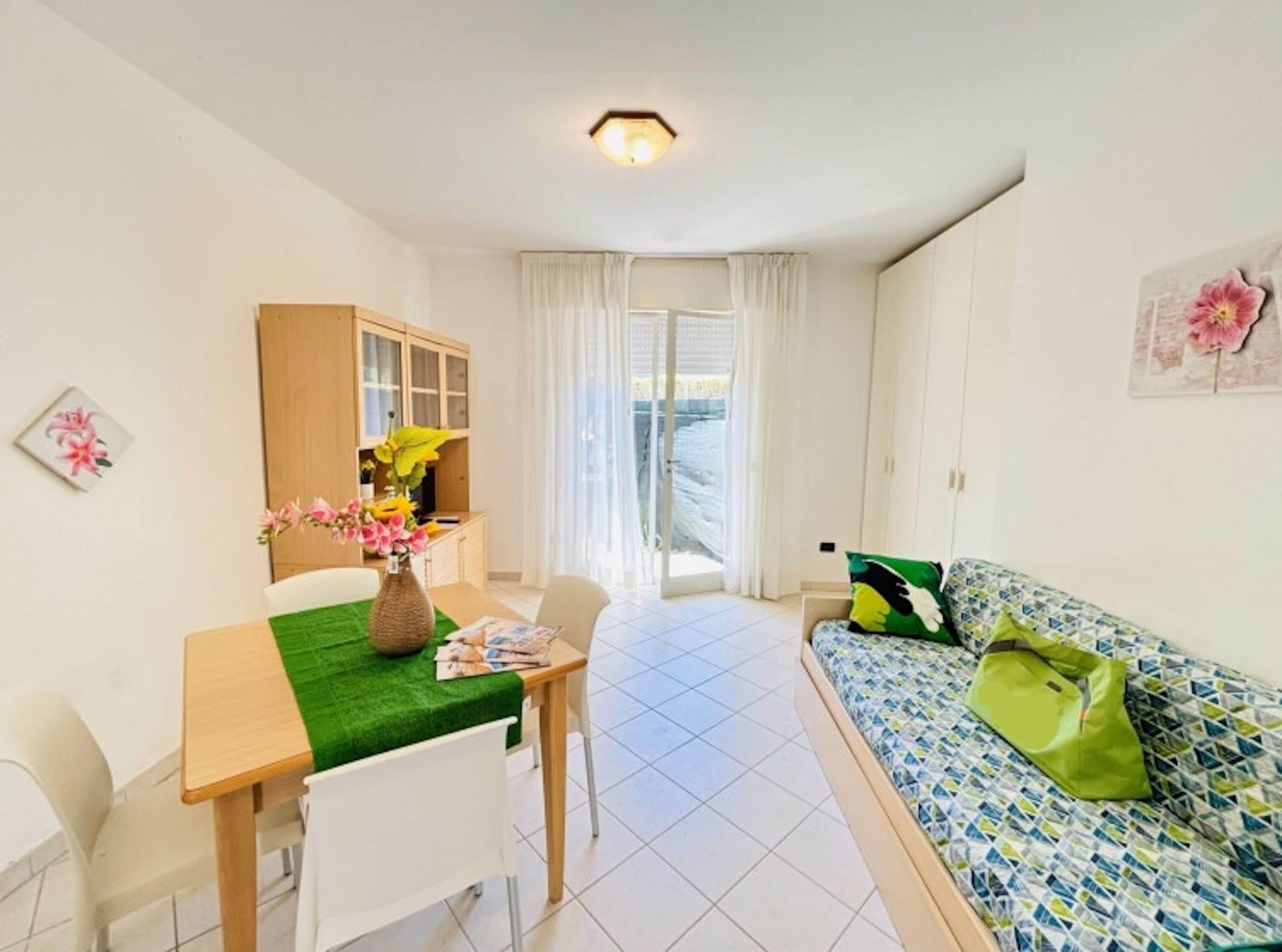 Estudio, varias habitaciones, patio, vista al jardín | Área de sala de estar