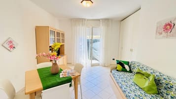 Estudio, varias habitaciones, patio, vista al jardín | Área de sala de estar