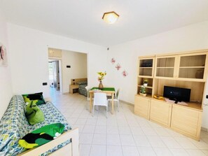 Studio, Multiple Bedrooms, Patio, Garden View | Living area